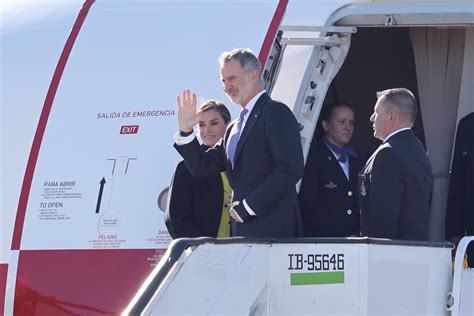 Los Reyes Felipe Y Letizia Despedidos Con Honores En El Arranque De Su