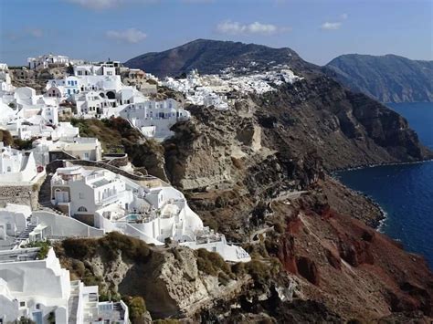 THE UNLIKELY HISTORY BEHIND SANTORINI’S ICONIC CAVE HOUSES – Telegraph