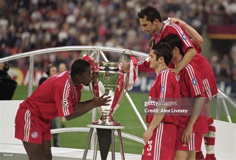 Samuel Kuffour of Bayern Munich kisses the trophy after the Uefa ...