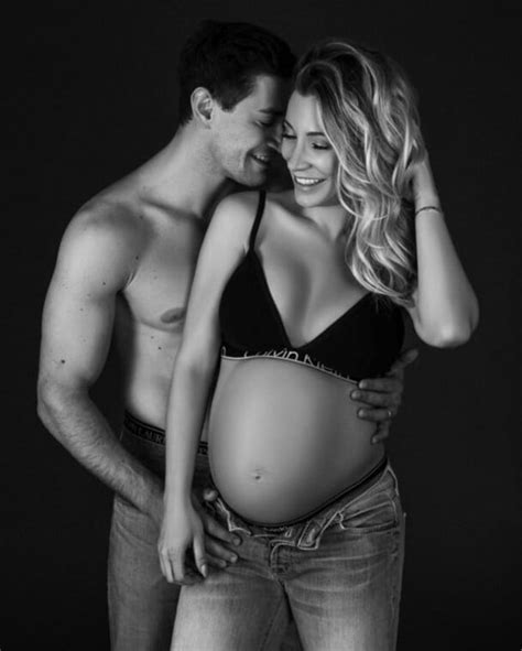 32 Stunning Couple Maternity Photoshoot Ideas And Poses