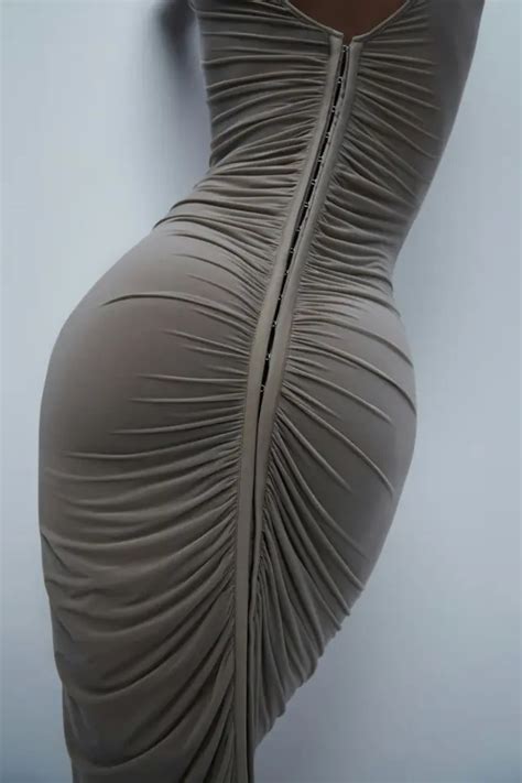 Jennifer Lopez impacta con el vestido nude ajustado que más efecto cuerpazo hace