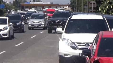 Libur Imlek 2574 Ribuan Kendaraan Wisatawan Padati Exit Tol Pasteur