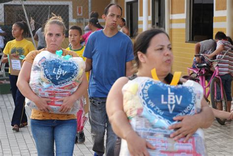 Em Florian Polis Fam Lias Recebem Cestas Da Lbv Em Dia De