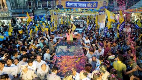 AAP's West Delhi Roadshow Attracts Huge Crowd, Public Opinion Split ...