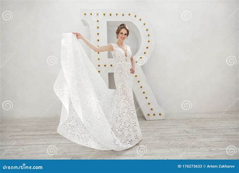 Bela Noiva Posando Em Vestido De Noiva Em Um Est Dio Fotogr Fico