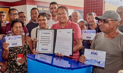 Prefeito Augusto Castro entrega títulos do Programa Meu Lugar no Jorge