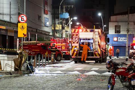 Incêndio de grandes proporções no Centro de Fortaleza é controlado após