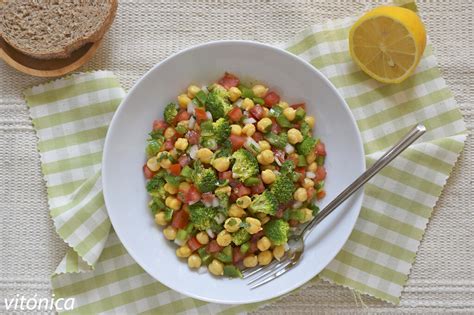 OVOIA NEWS Ensalada de garbanzos con brócoli y vinagreta de limón