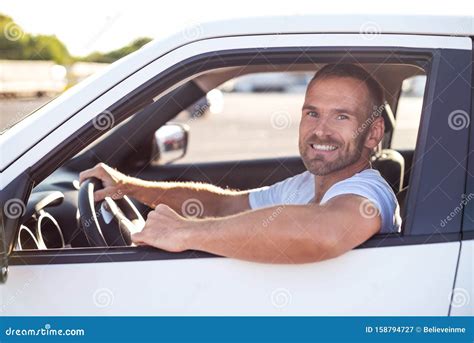 Um Homem Dirigindo Um Carro Branco Imagem De Stock Imagem De Chave