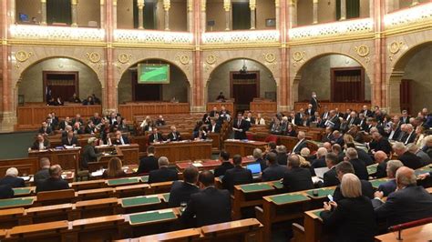 Megszavazta a parlament az idegenrendészeti törvény szigorítását