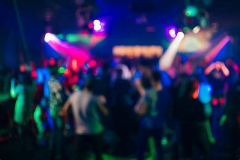 Siluetas Borrosas De Personas Bailando En Una Discoteca Foto Premium