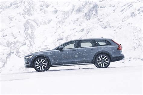 Best Cars and SUVs for Snow in 2021 | Kelley Blue Book