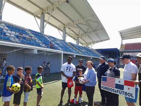 Entregan Implementos Deportivos A Ni Os En El Chorrillo En Segundos