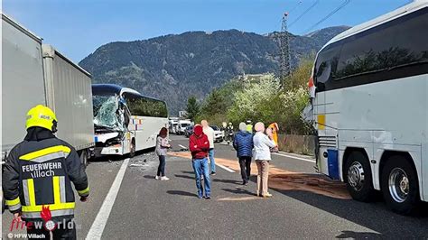 Ktn Zwei Reisebusse Und Ein Lkw In Glimpflichen Unfall Auf A 10 Am