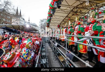 Des Carnivores Aux Costumes Color S C L Brent Le Carnaval De Cologne