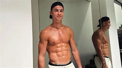 Криштиану Роналду опубликовал фото с обнаженным прессом | РБК Life