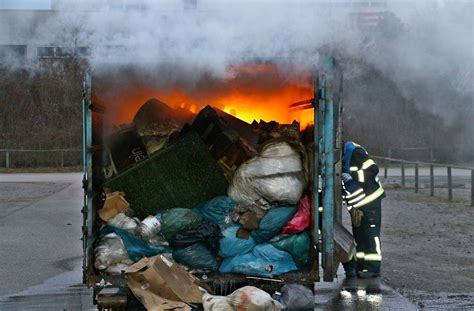 M Llcontainer Steht In Flammen