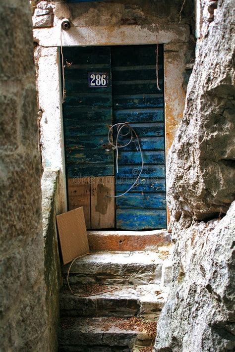 Porta Azul Velha Porta Da Rua Na Casa Velha Em Kotor Imagem Editorial