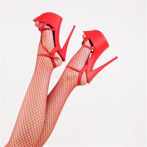 Pernas Sexy Femininas Em Sapatos De Striptease Vermelho De Alto Salto E