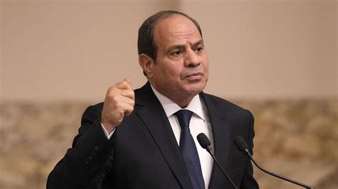 السيسي يتفقد أول راجمة صواريخ في مصر ويشهد تدشين فرقاطة الجبار