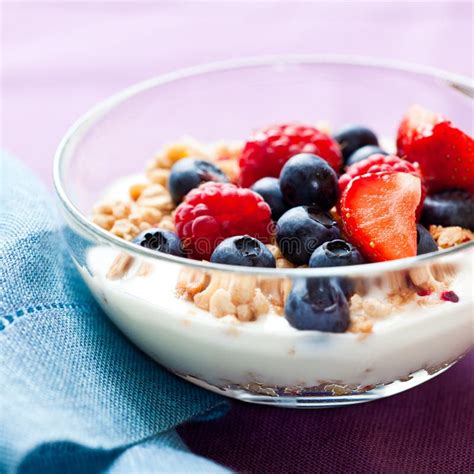 Muesli Avec Les Fruits Et Le Yaourt Image Stock Image Du Framboises