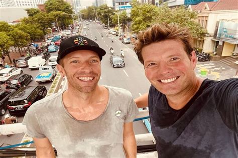 Chris Martin Dan Phill Harvey Nikmati Suasana Jakarta Jelajahi Kawasan