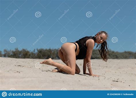 Mujer Elegante En Bikini En Playa De Arena Foto De Archivo Imagen De