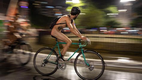 Desnudos En Bicicleta Y Bajo La Lluvia Una Manifestaci N Tom La