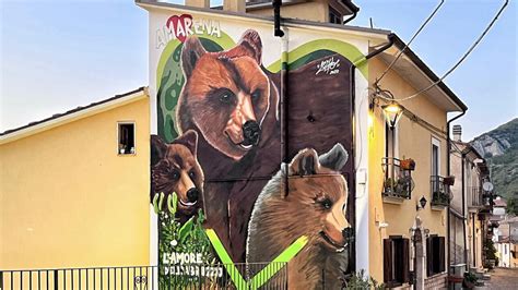 Fotogallery Orsa Amarena Un Murale Con I Suoi Cuccioli Per Ricordarla