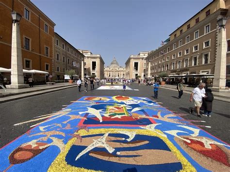 Roma Circa Mila Fiori Per Linfiorata Storica Alla Basilica Di San