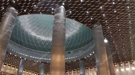 Hermosos interiores pilares y cúpula en la mezquita de Istiqlal