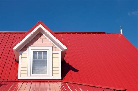 Metal roofing colors and house facade – choosing the right combination