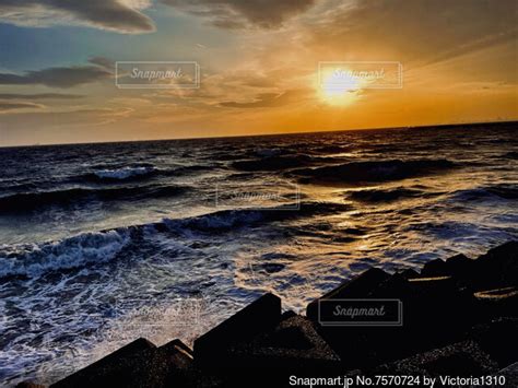 海岸に沈みゆく夕日の写真・画像素材[7570724] Snapmart（スナップマート）