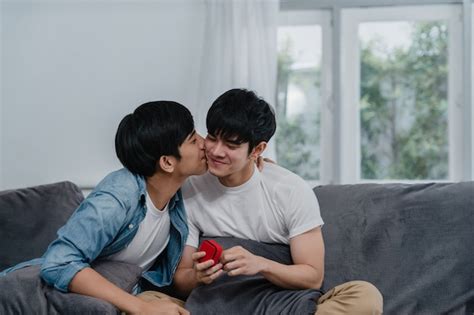 Un jeune couple gay asiatique propose à la maison des adolescents LGBTQ coréens bien souriants