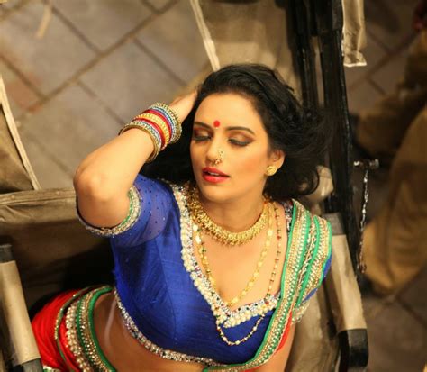 Swetha Menon Hot Item Song With Blue Blouse And Navel Visible She Movie Rathi Nirvedam Actress