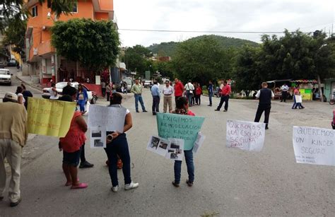 Bloquean Padres Y Maestros Dos Horas El Libramiento A Tixtla El Sur