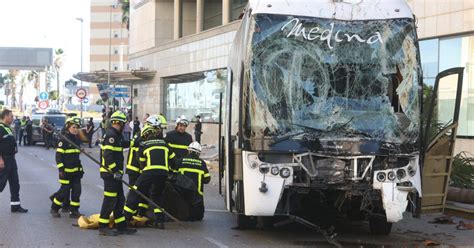 Un autobuz scăpat de sub control a intrat în mai mulți trecători în