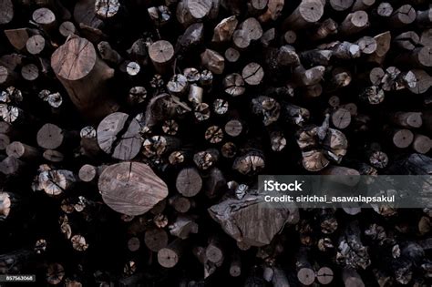 Arang Kayu Alami Arang Tradisional Atau Arang Kayu Keras Foto Stok Unduh Gambar Sekarang Istock