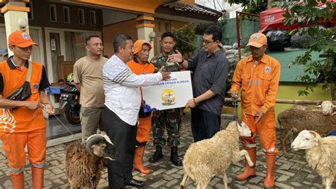 MNC Peduli Serahkan 8 Hewan Kurban Kepada Warga Kebon Sirih Lurah Heru