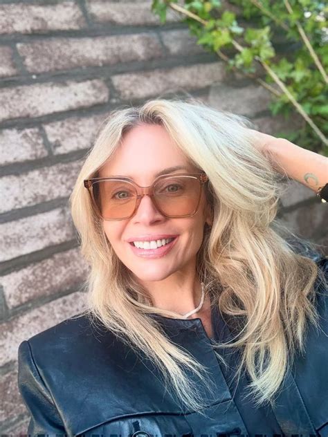 Odziana W Bikini Agnieszka Wo Niak Starak Wyleguje Si Na Dce Pudelek