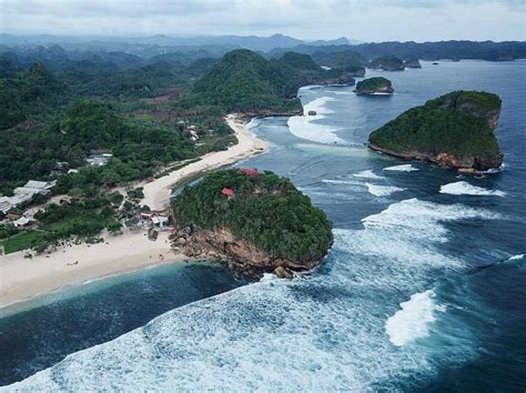 Potret Menakjubkan Pantai Teluk Asmoro