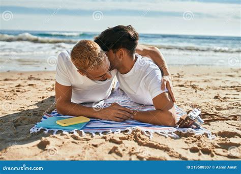 Casal Gay Se Beijando Deitado Na Areia Da Praia Imagem De Stock Imagem De Povos Cara 219508307
