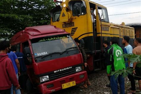 Foto Video Viral Kereta Wisata Tabrak Minibus Di Semarang Warga