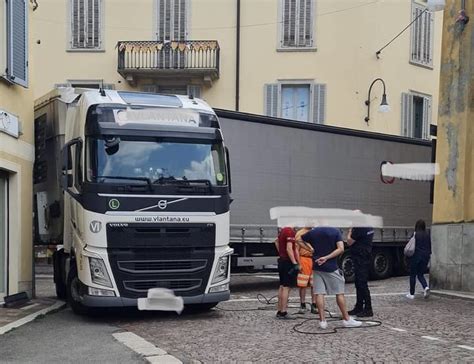 Il Navigatore Lo Tradisce Le Immagini Del Tir Bloccato Ieri A San