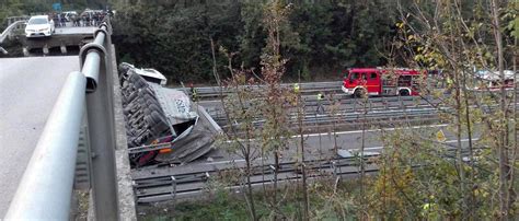 Lecco Cavalcavia Crolla Sulla Statale Tir Precipita Su Un Auto Un