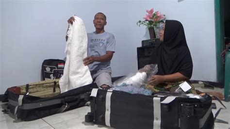 Suami Istri Penjual Krupuk Di Pasar Naik Haji Youtube