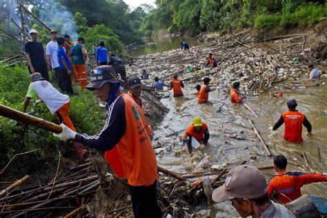 Ratusan Relawan Peduli Lingkungan Bersihkan Sungai Barabai