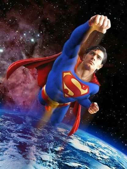 Superman Flying To Space Cómics De Súperhombre Personajes De Dc