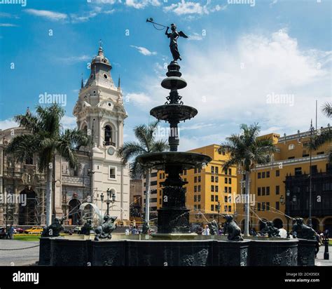 Archbishops Palace Of Lima At Plaza De Armas Square Fotograf As E