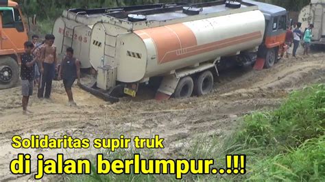 Solidaritas Supir Truk Di Jalan Berlumpur Youtube